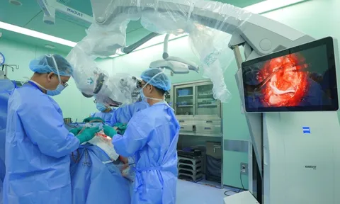 Mổ sọ trong lúc người bệnh vẫn tỉnh táo tại Bệnh viện Đại học Y Dược TP HCM