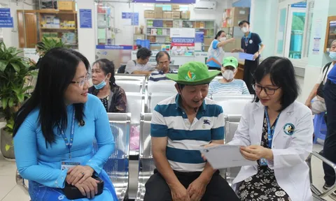 Người cao tuổi ở TP HCM phấn khởi vì được khám bệnh, tặng thẻ BHYT