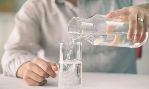 Người đàn ông uống hơn 10 lít nước mỗi ngày nhưng vẫn không thấy đủ