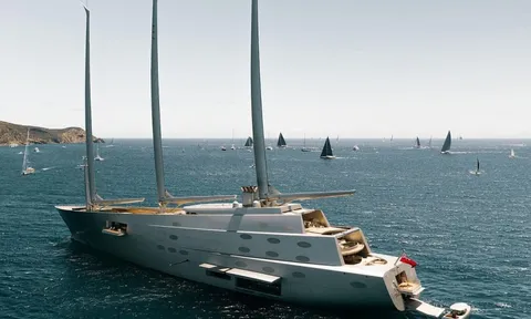 Bị 'giam lỏng' tại Ý hơn 3 năm, siêu du thuyền trị giá 600 triệu USD của tỷ phú Nga vẫn âm thầm đốt 4 tấn dầu diesel mỗi ngày chỉ để chạy điều hoà, máy phát điện