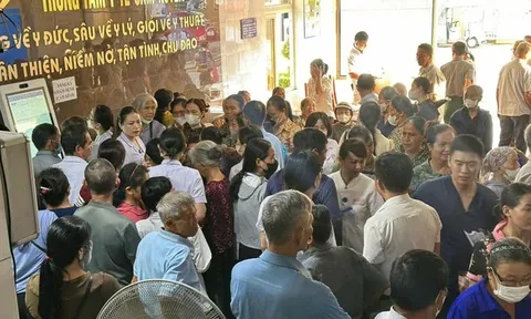 Bác sĩ Huế vượt hàng trăm cây số khám bệnh miễn phí cho người dân sau bão lũ