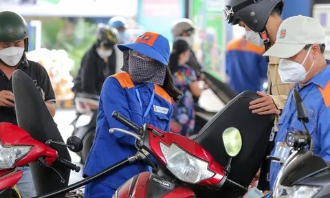 Giá xăng dầu đồng loạt giảm, xăng RON 95 về dưới mốc 20.000 đồng/lít