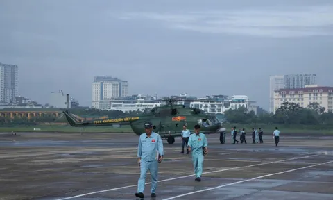 Quân đội điều trực thăng vận chuyển 8 tấn hàng cứu trợ tới người dân Lạng Sơn