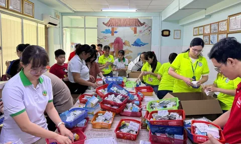 Hàng ngàn túi thuốc từ TP HCM gởi tặng người dân vùng bão lũ