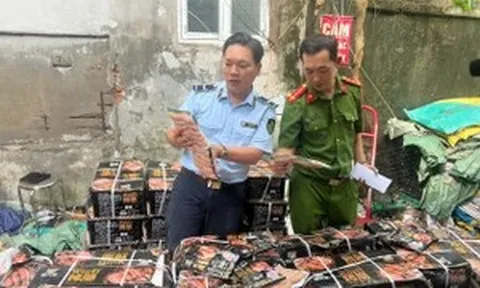 Gần 1,7 tấn xúc xích không rõ nguồn gốc suýt bị tung ra thị trường