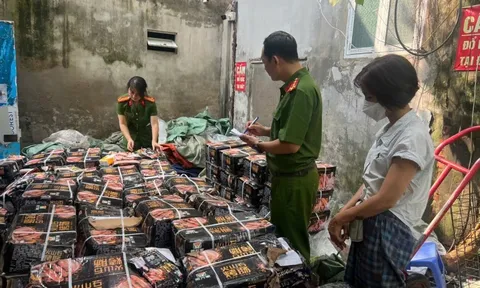 Phát hiện gần 1,7 tấn xúc xích không rõ nguồn gốc ở Hà Nội