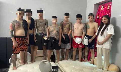 Phát hiện 1 cô gái và 7 nam thanh niên “bay lắc” trong nhà nghỉ