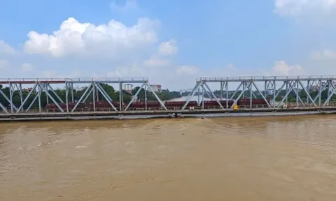 Điều tàu hàng 300 tấn giữ cầu sông Thương trước lũ dữ