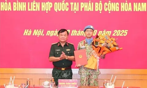 Trao quyết định cho sĩ quan đi làm nhiệm vụ gìn giữ hòa bình tại Nam Sudan