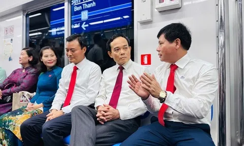 Bí thư Thành ủy Trần Lưu Quang cùng đoàn Đại biểu Đảng bộ tham quan Metro số 1