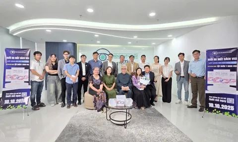 Bán sách hỗ trợ bệnh nhân nghèo điều trị mắt