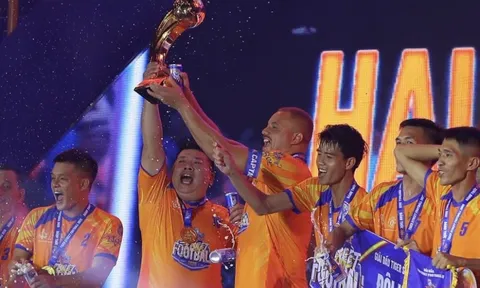 Đội của Wes Brown đánh bại Berbatov và đại diện TP HCM ở giải bóng đá đường phố