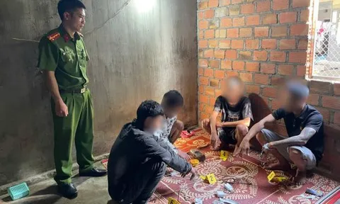 4 thanh niên đang ngủ, mở mắt dậy thấy công an đợi sẵn