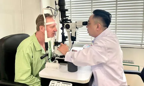 Bác sĩ Việt Nam đầu tiên đoạt giải quốc tế về phẫu thuật đục thủy tinh thể