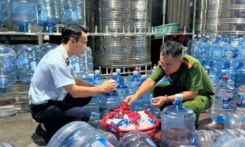 Bơm nước máy vào bình 'phù phép' thành nước Lavie giả bán khắp Hà Nội