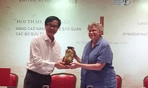Chuyên gia bảo tàng Hoa Kỳ hướng dẫn bảo quản bộ sưu tập ảnh