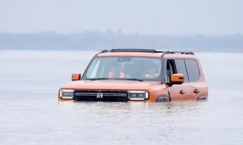 Nhờ công nghệ siêu đặc biệt này, một mẫu ô tô Trung Quốc vừa ‘bơi’ vượt sông Dương Tử quãng đường 1,2 km