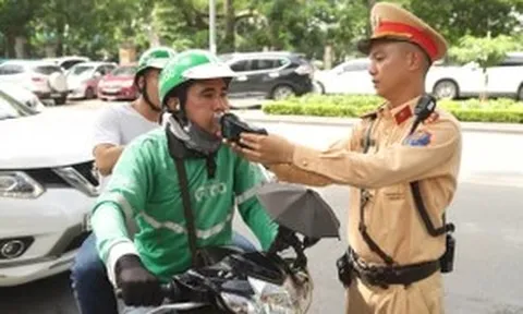 Cảnh sát giao thông đồng loạt ra quân kiểm tra nồng độ cồn