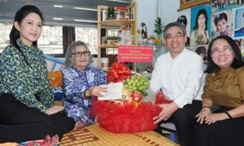 Lãnh đạo TPHCM thăm hỏi và tri ân những văn nghệ sĩ lão thành của thành phố