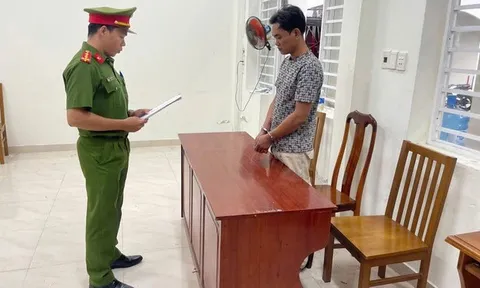 Bắt người đàn ông tạt xăng, dọa thiêu sống bạn trai của vợ