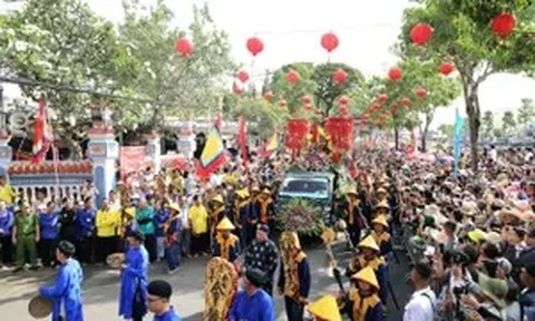 Dòng người đổ về lễ hội Anh hùng dân tộc Nguyễn Trung Trực