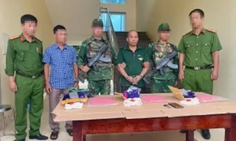 Bắt nóng nghi phạm 'cõng' 18.000 viên ma túy qua biên giới