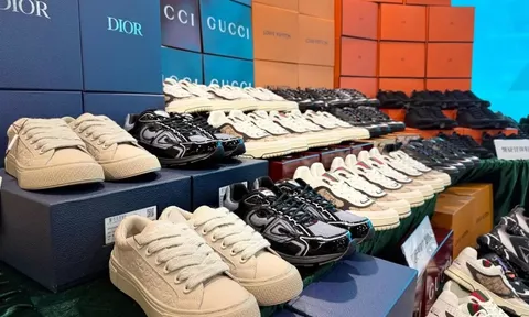 Theo dõi 2 xe tải chạy xuyên biên giới, công an triệt phá đường dây buôn bán hàng hiệu Nike, Adidas và Gucci giả, tịch thu hơn 18.000 sản phẩm trị giá 33 tỷ đồng