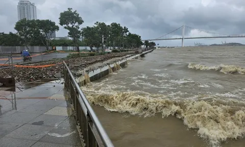 Triều cường dâng cao, sóng lớn tràn vào vùng ven bờ Đà Nẵng