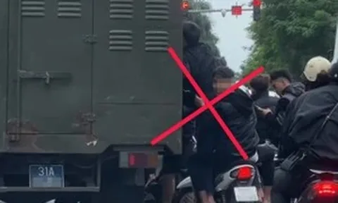 Công an Hà Nội xử phạt nghiêm nhóm thanh niên đu bám xe chở phạm nhân