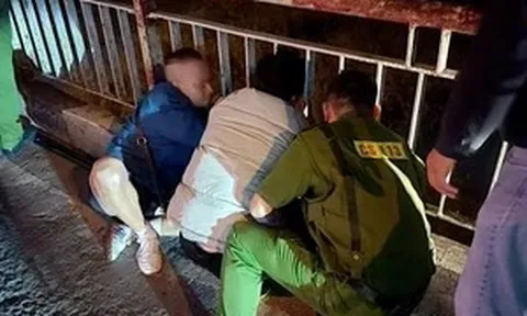 Thanh niên cầm dao đe dọa người ngăn cản mình nhảy cầu Chương Dương tự tử