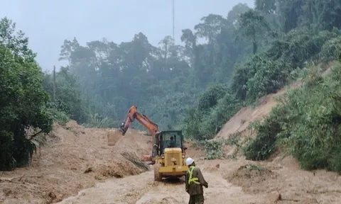 Mưa lớn gây sạt lở nghiêm trọng trên đường Hồ Chí Minh qua Đà Nẵng, Quảng Ngãi