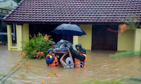 TP Huế khẩn trương sơ tán bệnh nhân, người già ra khỏi vùng ngập sâu