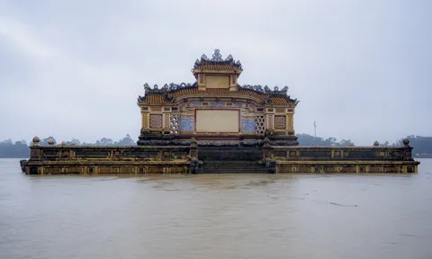 Chùm ảnh: Thành phố Huế ngập trong biển nước