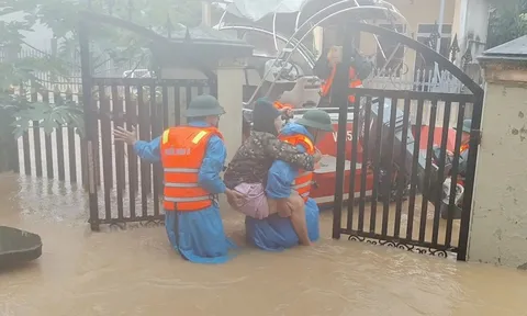 Ấm tình quân dân trong mưa lũ