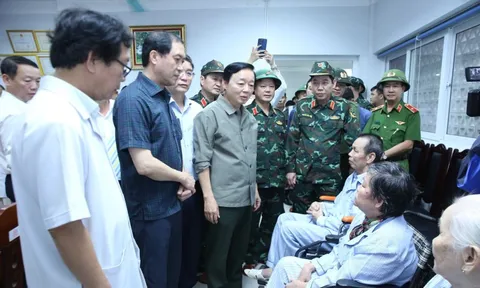 Phó Thủ tướng Trần Hồng Hà thăm, động viên bệnh nhân và nhân viên y tế Bệnh viện Phục hồi chức năng Huế