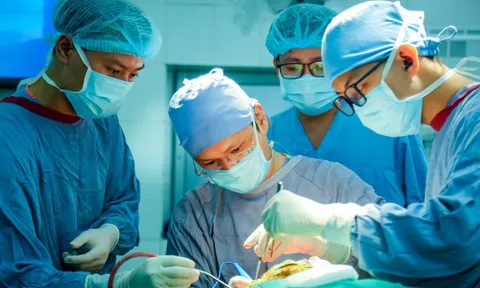 Lần đầu tiên cắt bỏ u tuyến yên bằng 2 cuộc đại phẫu cùng lúc
