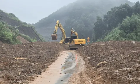 Cao tốc La Sơn - Túy Loan tiếp tục ách tắc do sạt lở nghiêm trọng