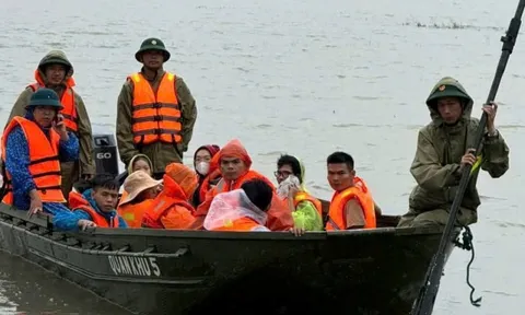 Tô thắm hình ảnh Bộ đội Cụ Hồ trong lòng nhân dân vùng lũ