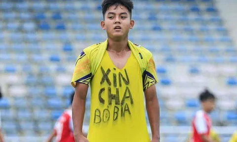 Cầu thủ U14 với khoảnh khắc ăn mừng bàn thắng nghẹn lòng: "Xin cha bỏ bia"