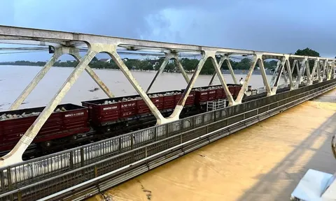 Lũ sông Hương dâng cao, đường sắt tiếp tục đưa 2 tàu chở 1.100 tấn đá giữ cầu