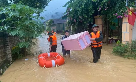 Quân đội yêu cầu điều động lực lượng, phương tiện cao nhất giúp dân chống lũ tại miền Trung