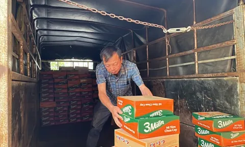 Quảng Ngãi: 'Chuyến xe nghĩa tình' tiếp tế cho người dân vùng cô lập