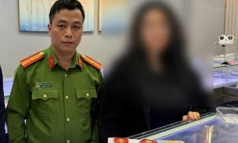 Cô gái 19 tuổi đi bán vàng với biểu hiện lạ, công an lập tức mời về trụ sở