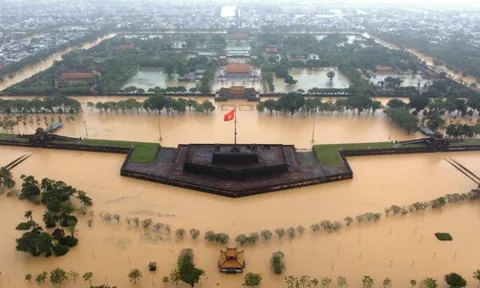 Miền Trung còn mưa lớn phức tạp: Thủ tướng chỉ đạo tiếp tục triển khai đồng bộ giải pháp ứng phó, sớm ổn định đời sống Nhân dân