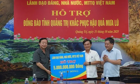 Phó Thủ tướng Trần Hồng Hà trao quà hỗ trợ tỉnh Quảng Trị khắc phục hậu quả mưa lũ