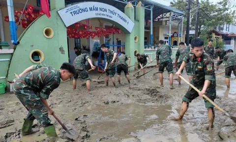 Hơn 2.000 cán bộ, chiến sĩ hỗ trợ nhân dân khắc phục hậu quả mưa lũ tại Huế