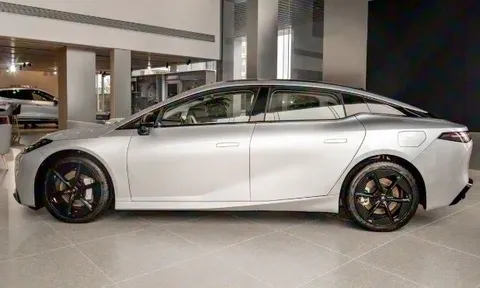 Một đối thủ của Toyota Camry vừa trình làng: Giá khởi điểm hơn 500 triệu đồng, 1 lần sạc đi 630 km