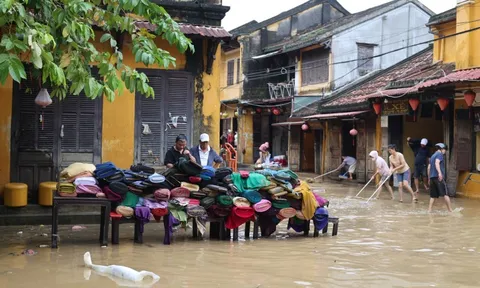 Chùm ảnh: Khắc phục hậu quả mưa lũ lịch sử tại Hội An
