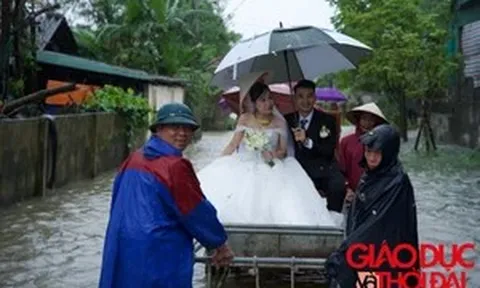 Lễ rước dâu bằng xe kéo trong mùa mưa bão ở Hà Tĩnh