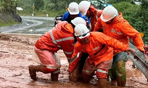 Nỗ lực khôi phục lưới điện sau mưa lũ tại miền Trung